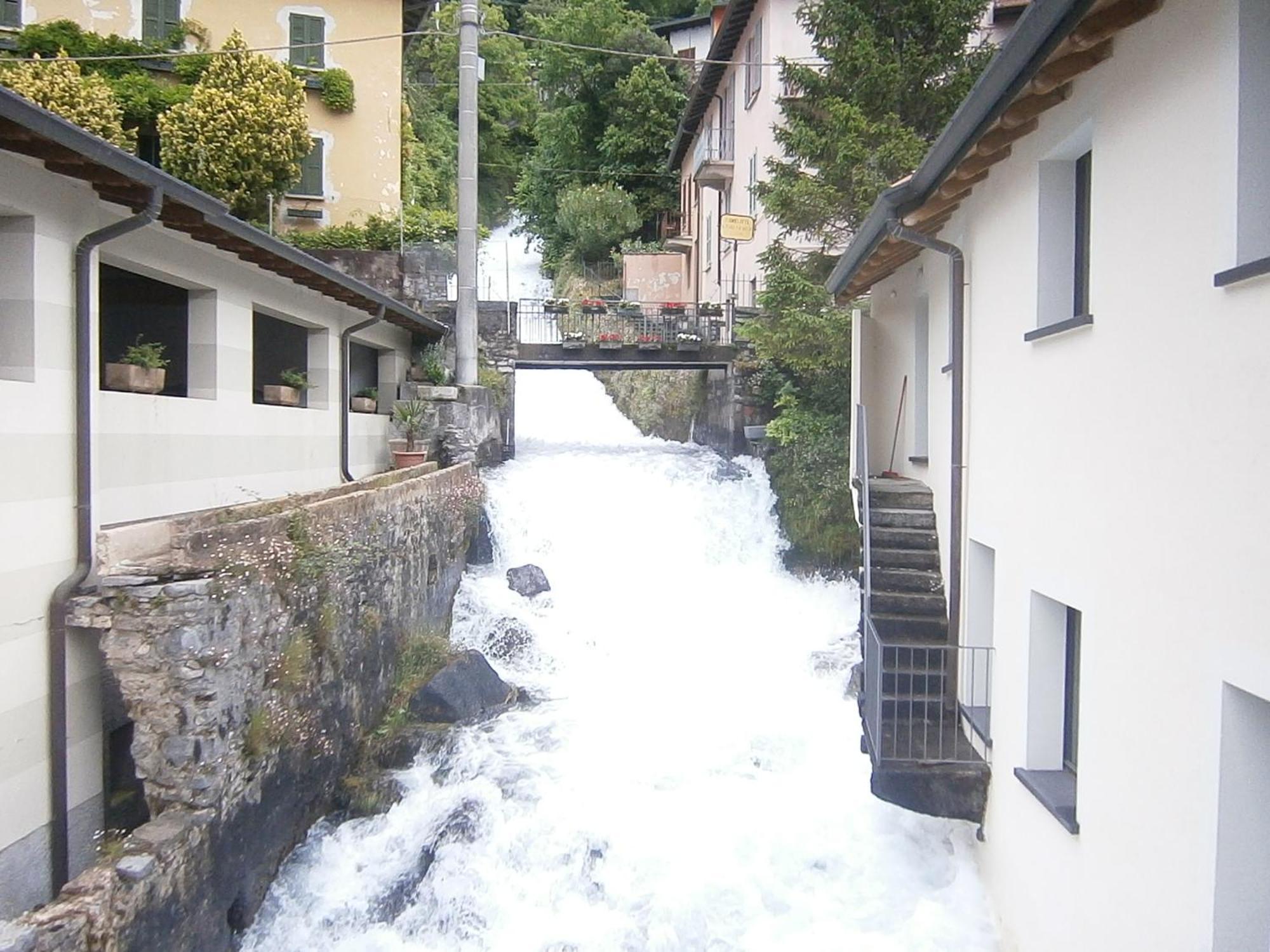 Casa In Riva Al Lago Varenna Luaran gambar
